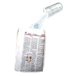 Agua en el periódico (water in the newspaper)